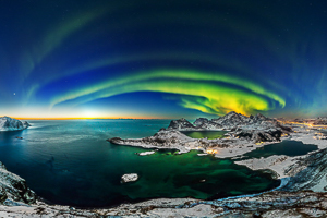 В 2017 году Мартин Кулхави провел на Лофотенских островах более двух месяцев, фотографируя одно из самых красивых световых явлений, видимых на ночном небе, а именно полярное сияние