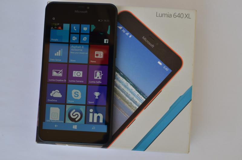 Lumia_640XL_box_with_model