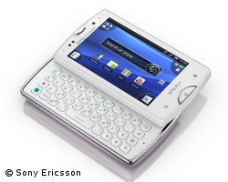 Sony Ericsson Xperia mini pro имеет ширину всего 53 миллиметра, <a target=_blank href='/ru/nadgarstek-smartfony-i-fitbands-zastavlaut-nas-delat-10000-sagov-v-den-imeet-li-eto-smysl-voobse.html'>но все еще имеет</a> полноценный   QWERTY клавиатура   ,  Tariftipp