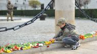Желтые тюльпаны были расставлены перед Президентским дворцом в Варшаве, чтобы почтить память первой леди Марии Качиньской, погибшей в результате катастрофы под Смоленском